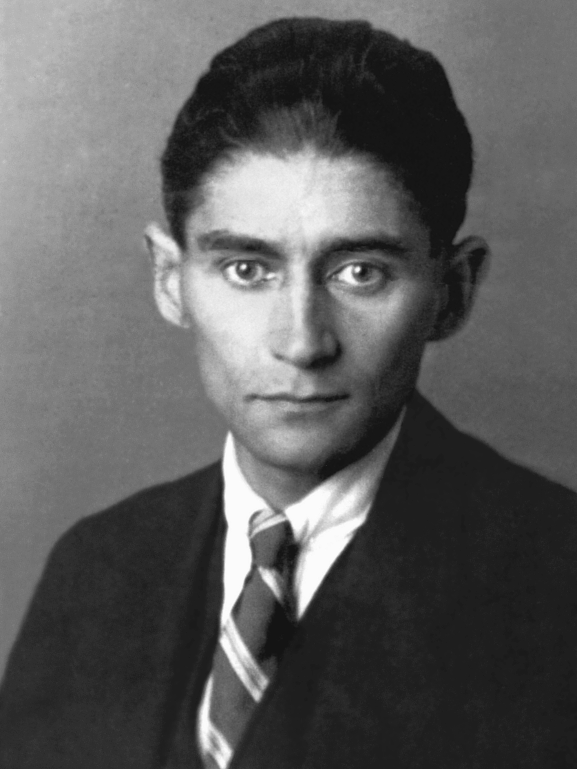 auteur Franz Kafka de la citation Vous n'avez même pas besoin d'écouter, attendez ... le monde vous offrira librement, se démasquant.