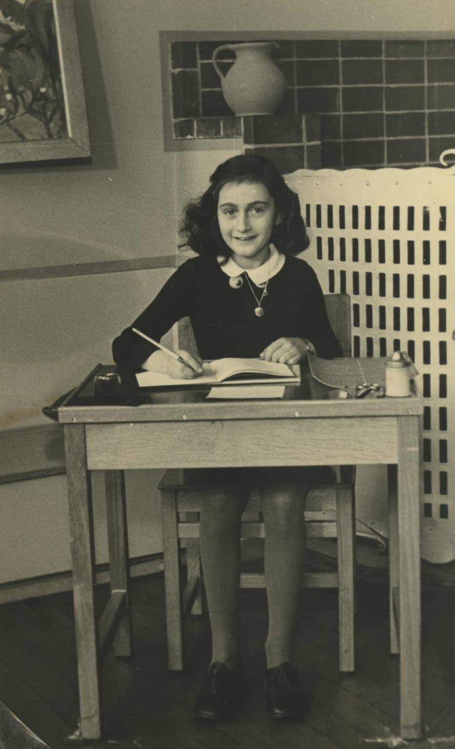 auteur Anne Frank de la citation Au fond, je sais que je ne pourrais plus jamais être aussi innocent, même si j'aimerais être.
