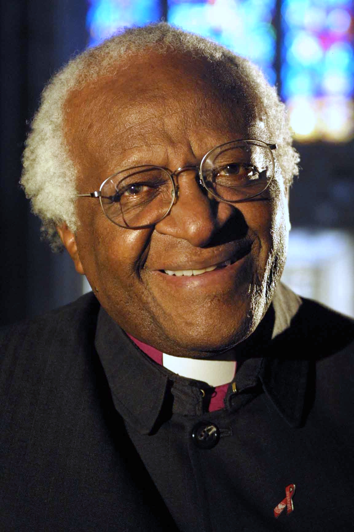 auteur Desmond Tutu de la citation Nous aimerions vous voir partir paisiblement.
