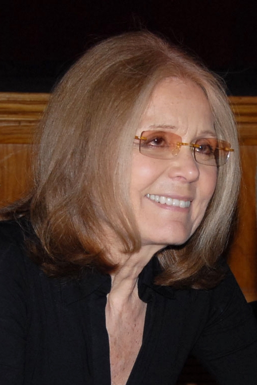 auteur Gloria Steinem de la citation Il n'y a jamais eu autant de femmes debout dans le passé parce que le pouvoir de faire rire les gens est aussi un pouvoir qui met les gens bouleversés.