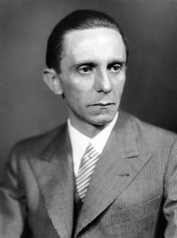 auteur Joseph Goebbels de la citation La technique de propagandiste la plus brillante ne fera aucun succès à moins qu'un principe fondamental ne soit constamment à l'esprit - il doit se limiter à quelques points et les répéter encore et encore.
