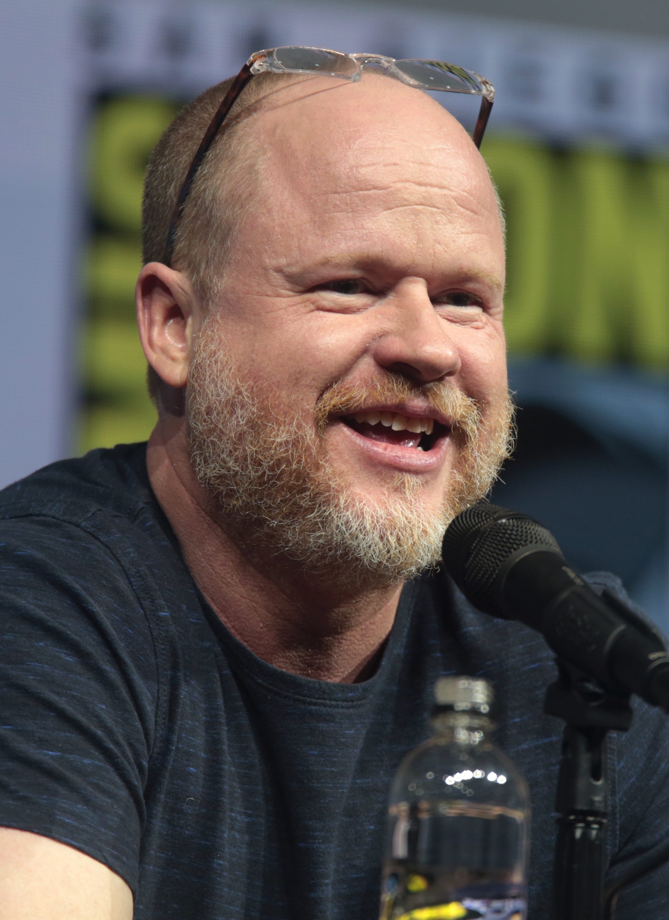 auteur Joss Whedon de la citation Chaque jour est une négociation et parfois c'est fait avec des armes à feu.