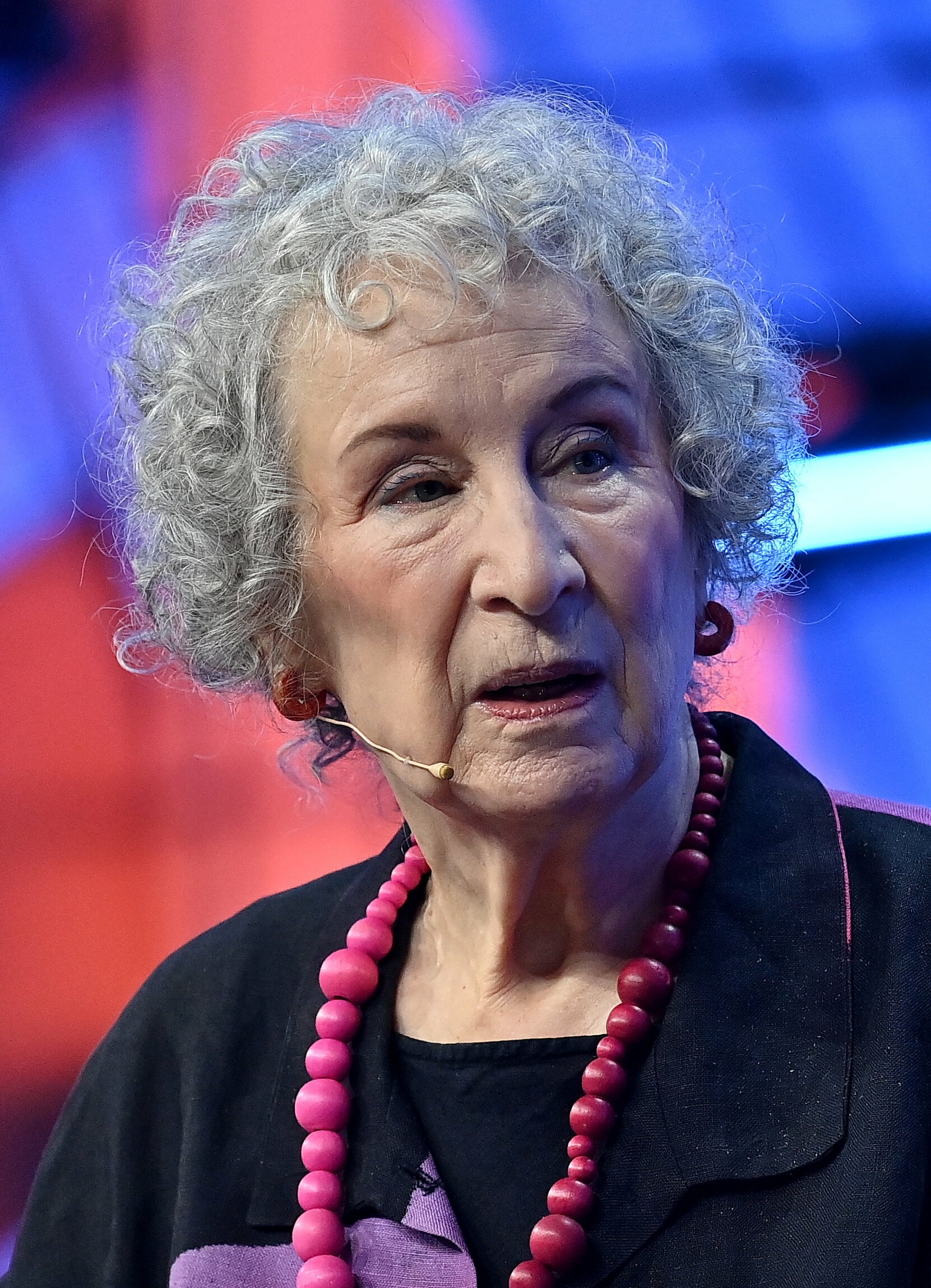 auteur Margaret Atwood de la citation Nous sommes silencieux, considérant les déficits. Il ne reste plus beaucoup de temps, pour que nous devenons ce que nous avions autrefois prévu. Jon avait du potentiel, mais ce n'est plus un mot qui peut être utilisé confortablement. Le potentiel a une durée de conservation.