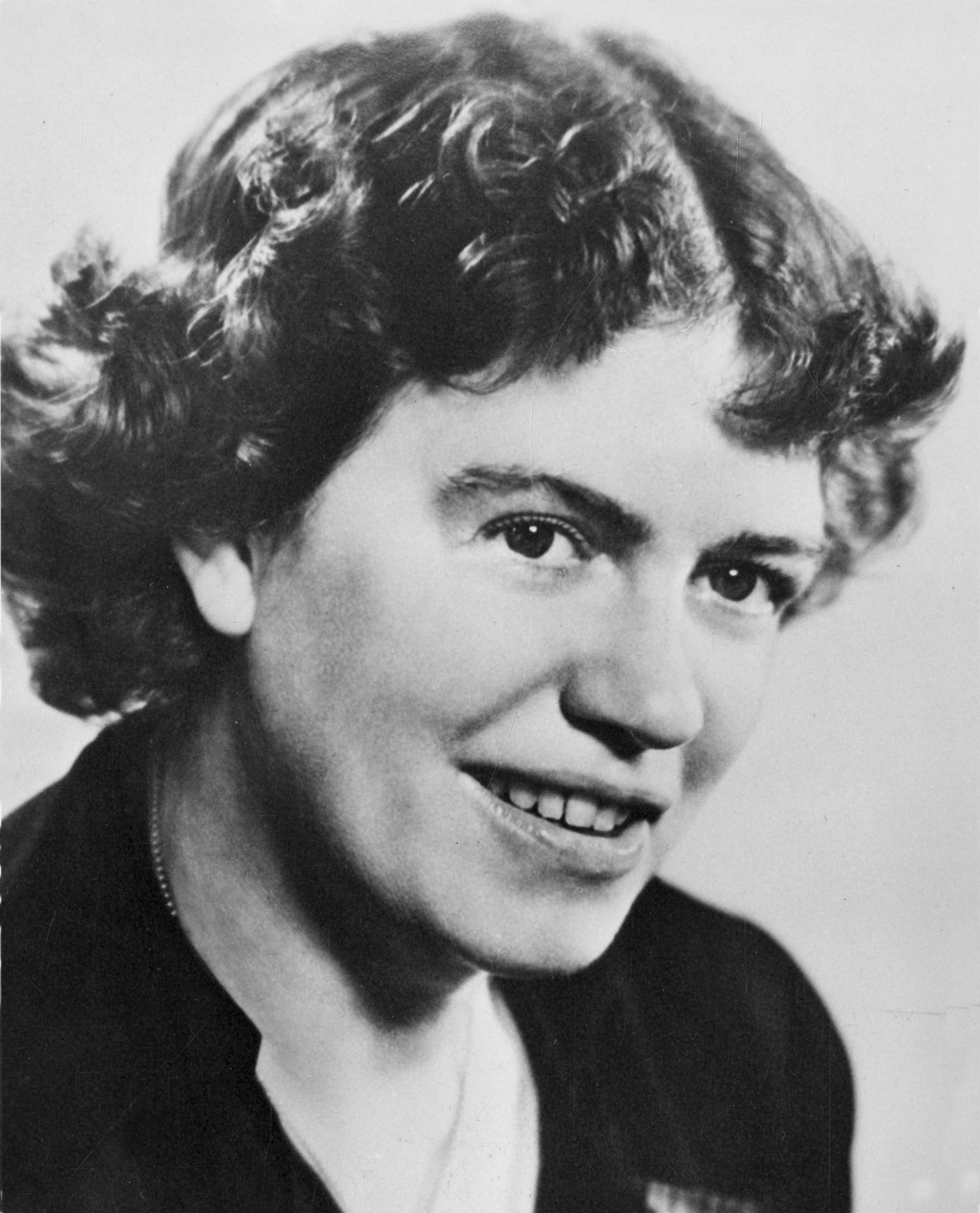 auteur Margaret Mead de la citation Et quand notre bébé s'agite et lutte pour naître, cela oblige à l'humilité : ce que nous avons commencé est maintenant le sien.