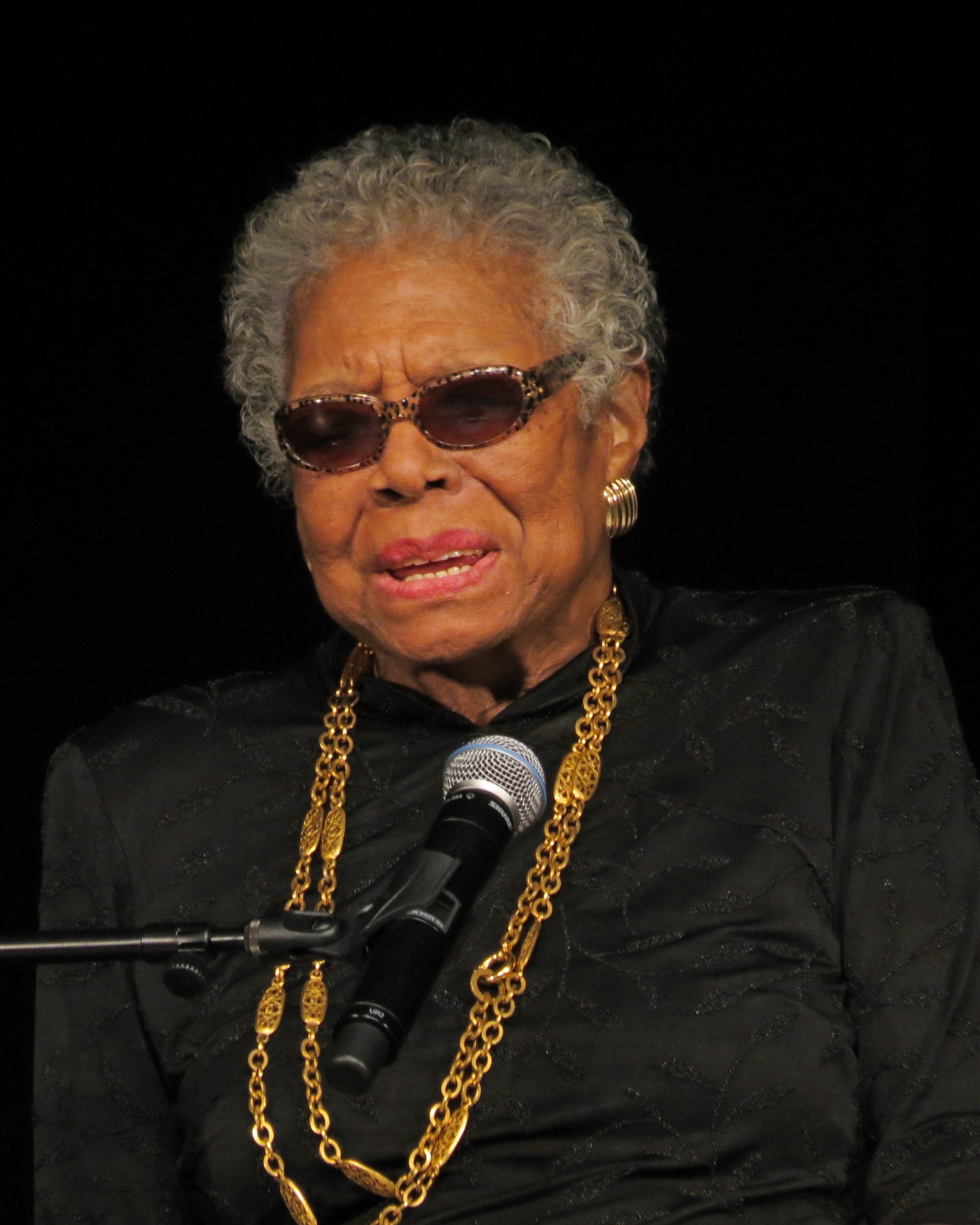 auteur Maya Angelou de la citation J'adore voir une jeune fille sortir et saisir le monde par les revers.