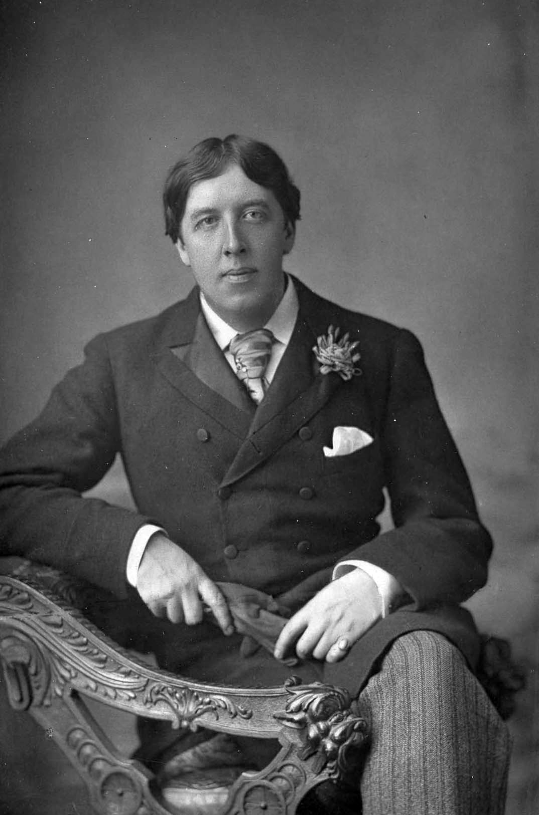 auteur Oscar Wilde de la citation Les coeurs vivent en étant blessés