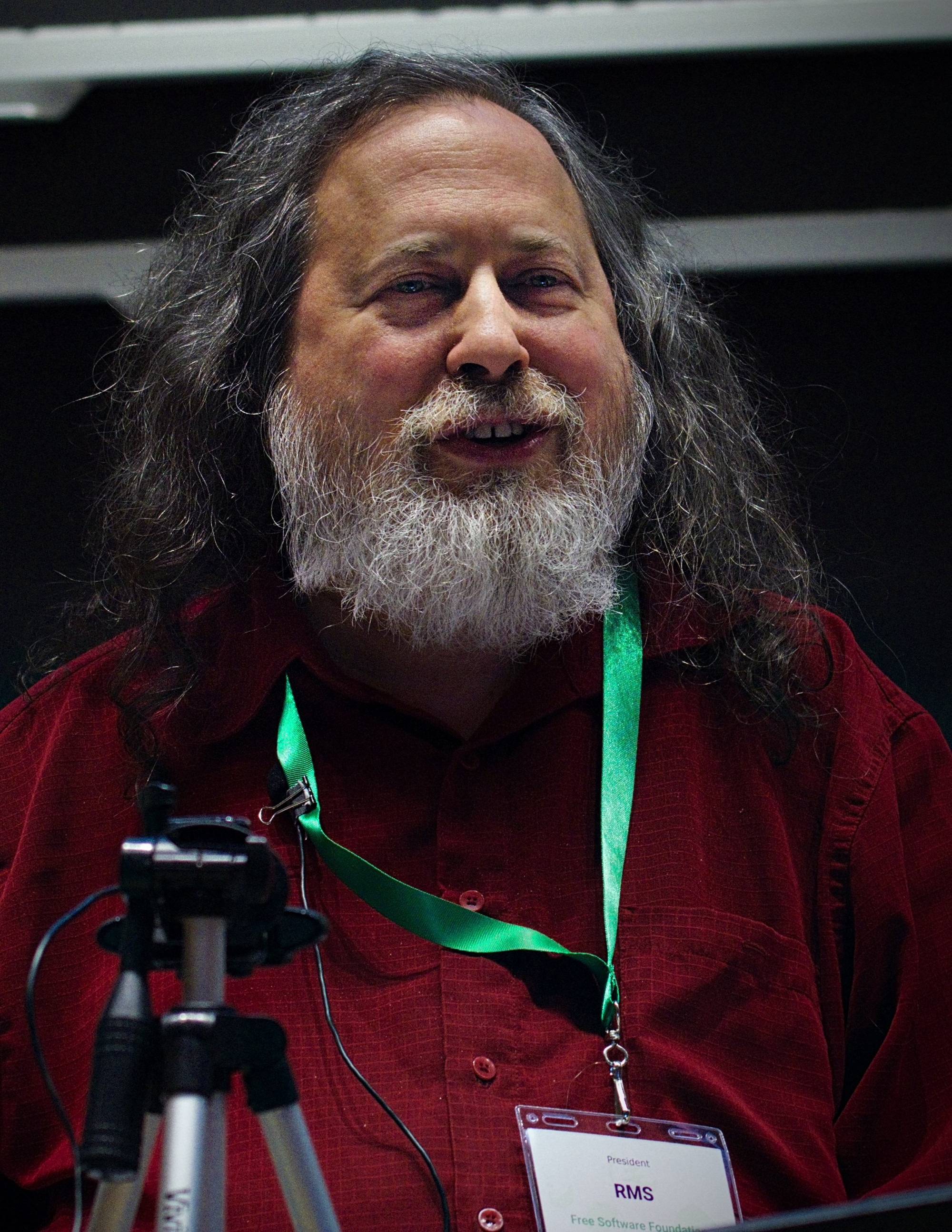 auteur Richard Stallman de la citation Le logiciel propriétaire maintient les utilisateurs divisés et impuissants. Divisé parce que chaque utilisateur est interdit de le redistribuer à d'autres, et impuissant parce que les utilisateurs ne peuvent pas le modifier car ils n'ont pas le code source. Ils ne peuvent pas étudier ce que cela fait vraiment. Le programme propriétaire est donc un système de puissance injuste.