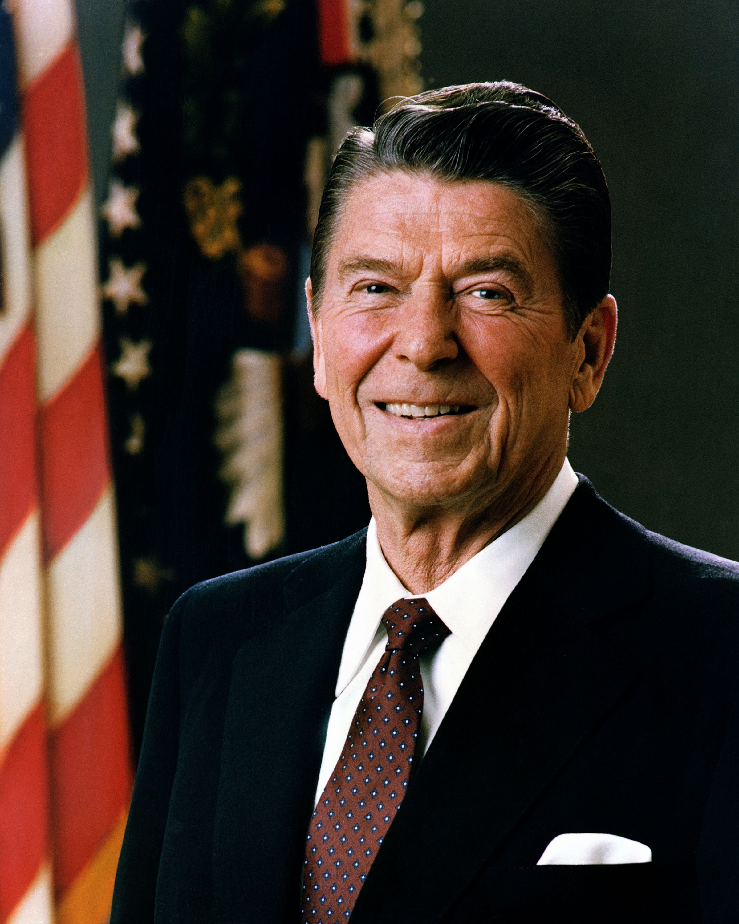 auteur Ronald Reagan de la citation Il semble y avoir une conscience croissante de quelque chose que nous, les Américains, connaissons depuis un certain temps - que les dix mots les plus dangereux de la langue anglaise sont "Salut, je suis du gouvernement, et je suis là pour aider".