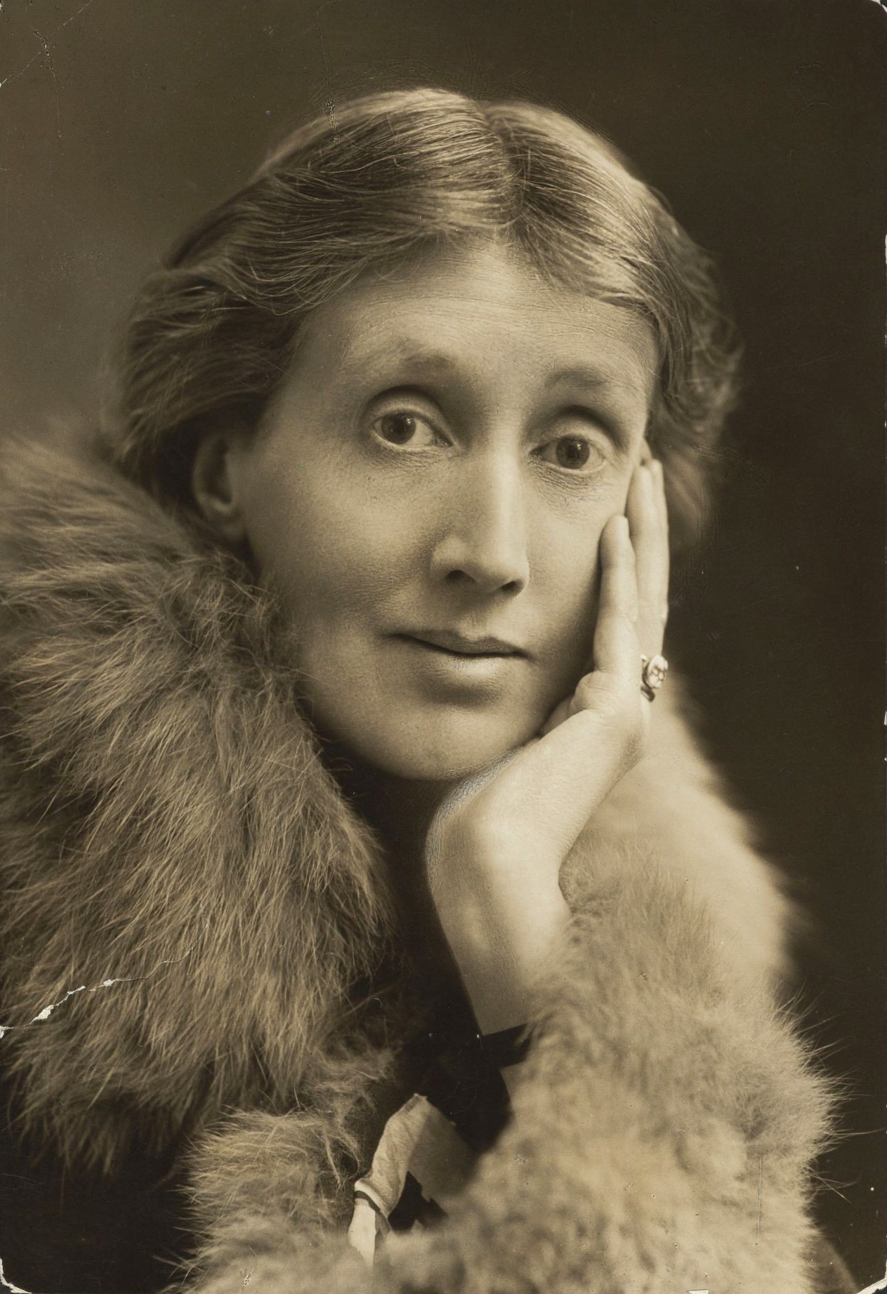 auteur Virginia Woolf de la citation L'intérêt pour la vie ne réside pas dans ce que les gens font, ni même dans leurs relations les uns avec les autres, mais en grande partie au pouvoir de communiquer avec un tiers, antagoniste, énigmatique, mais peut-être convaincable, que l'on peut appeler la vie en général.