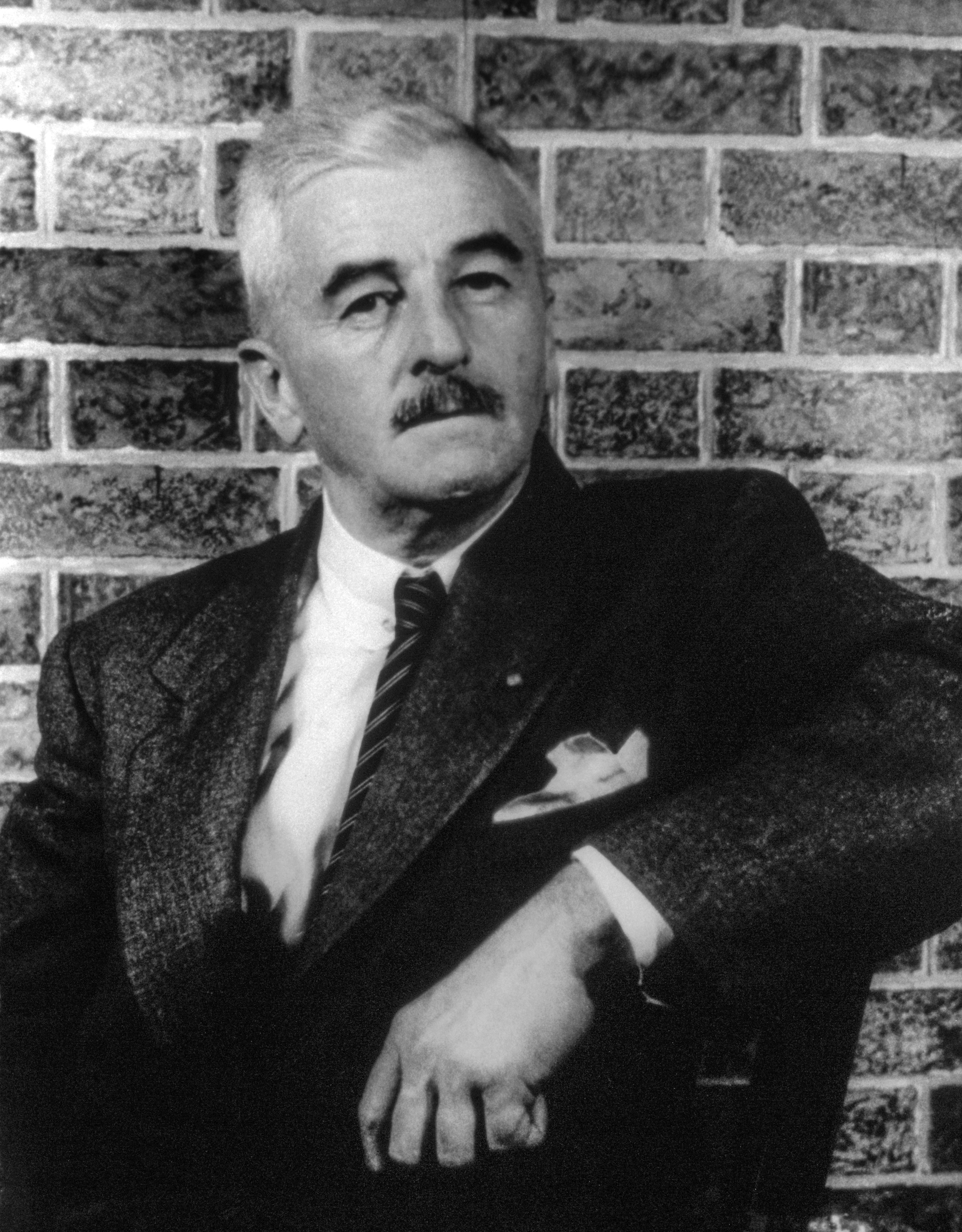 auteur William Faulkner de la citation Écrire un premier projet, c'est comme essayer de construire une maison dans un vent fort.