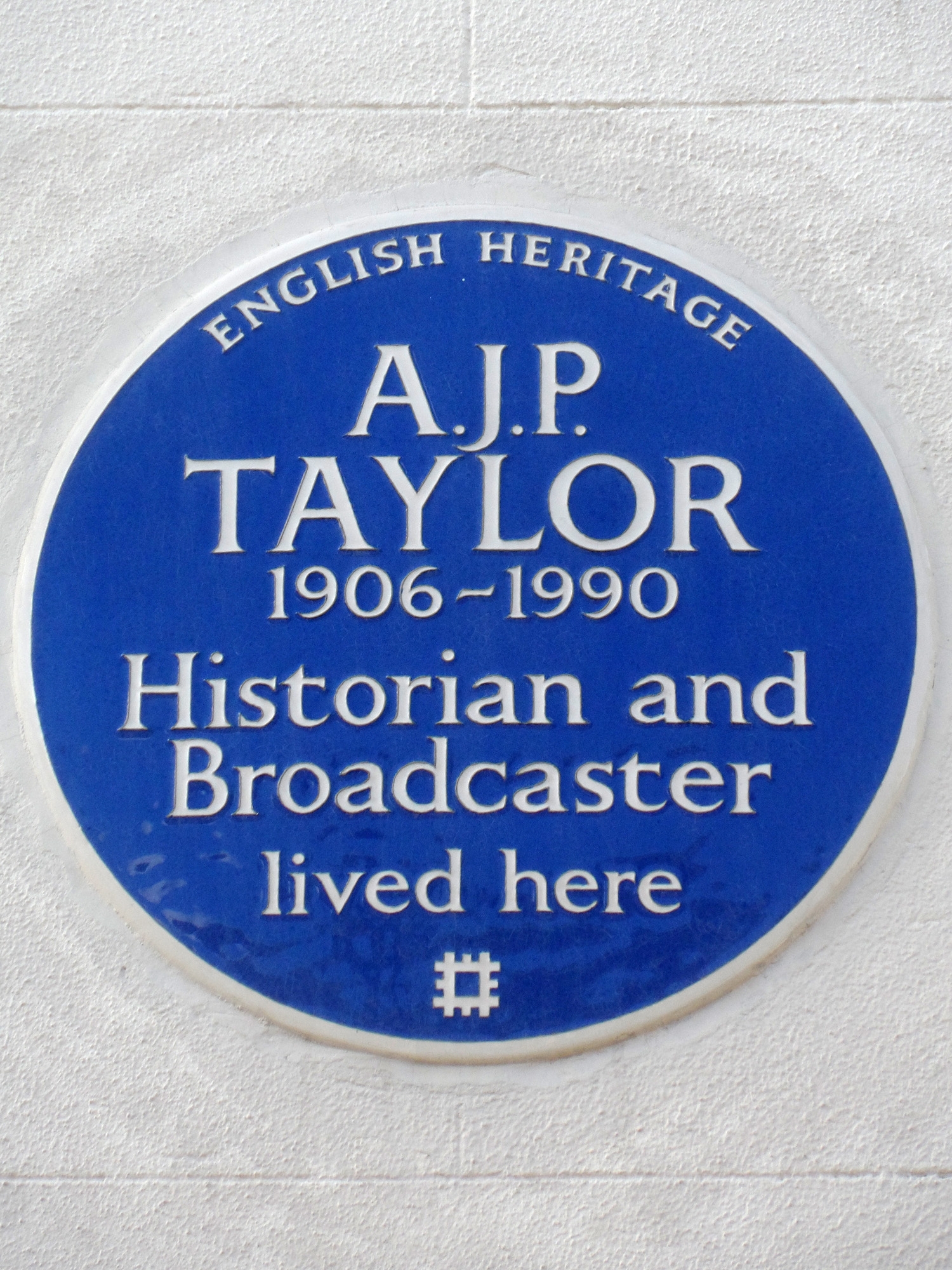 auteur A. J. P. Taylor de la citation Quand j'écris, je n'ai pas de loyauté sauf à la vérité historique telle que je la vois et ne me soucie pas des réalisations et des erreurs britanniques que tout autre.