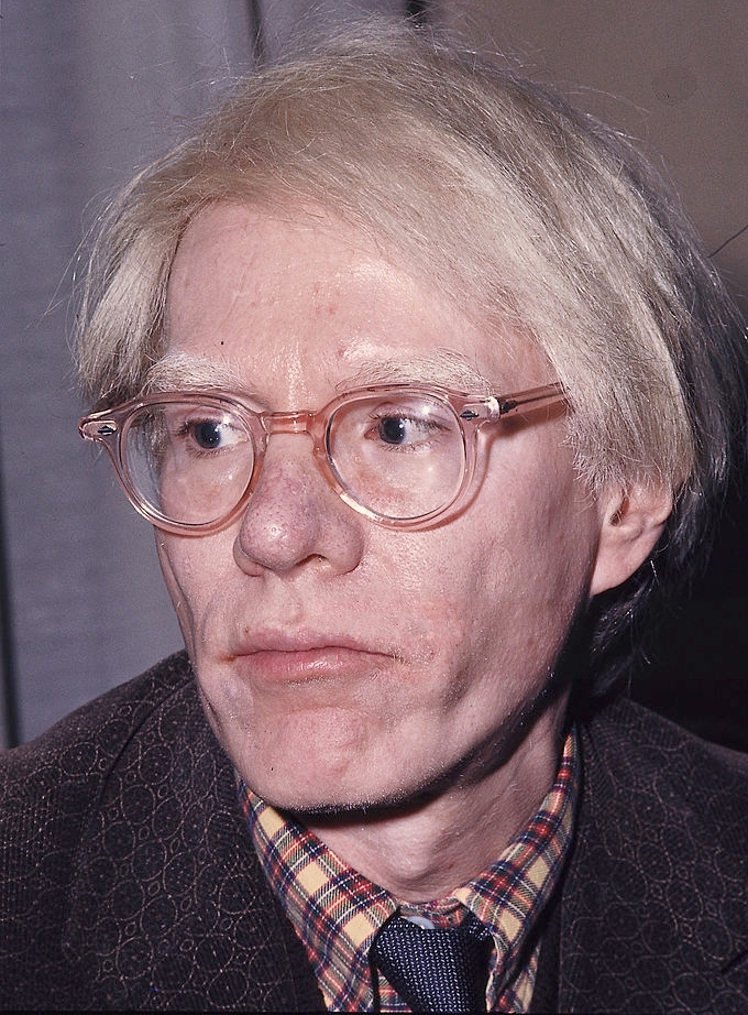 auteur Andy Warhol de la citation Ne pensez pas à faire de l'art, faites-le. Laissez tout le monde décider si c'est bon ou mauvais, qu'ils l'aiment ou le détestent. Pendant qu'ils décident, faites encore plus d'art.