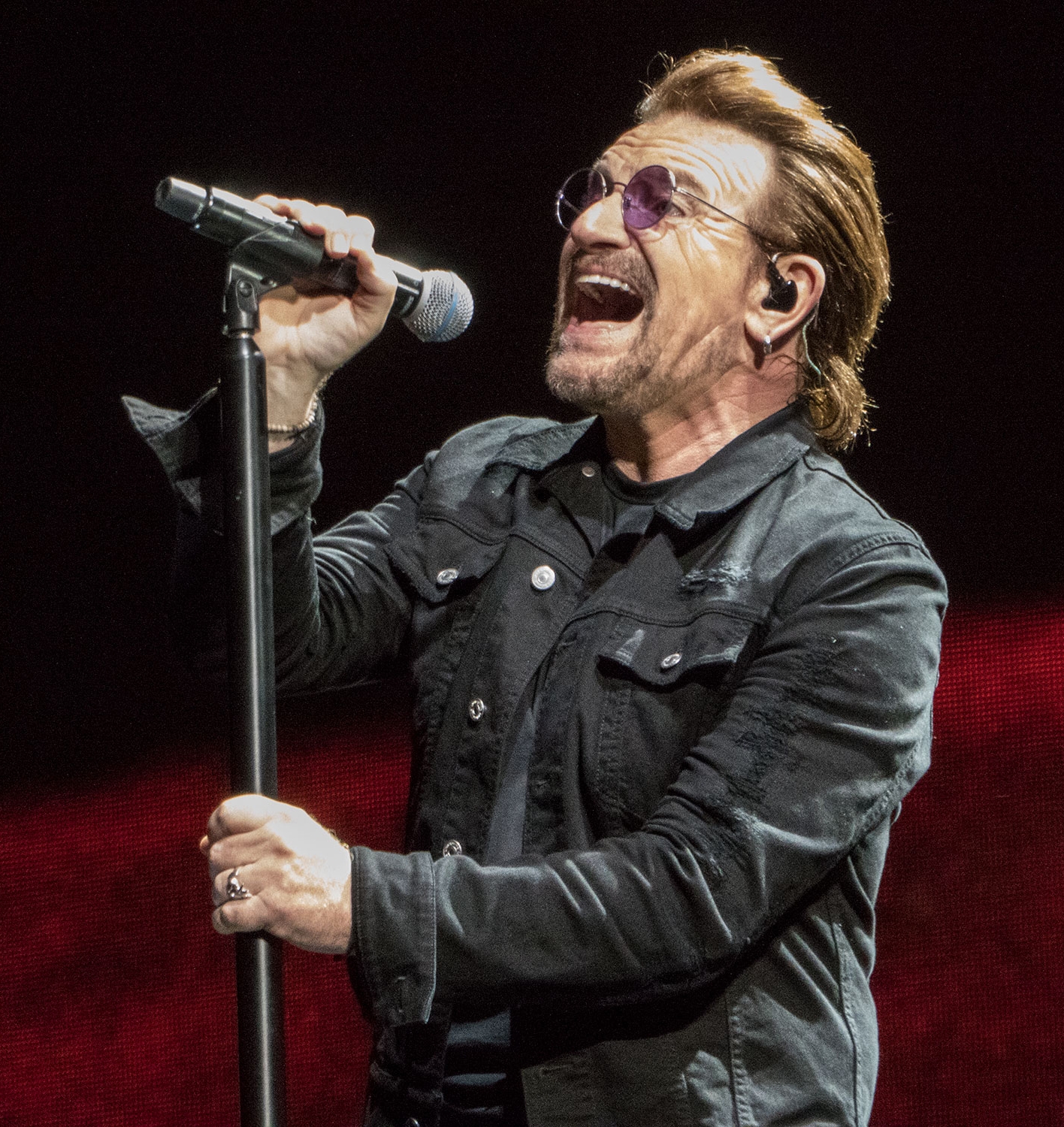 auteur Bono de la citation En tant que star du rock, j'ai deux instincts, je veux m'amuser et je veux changer le monde. J'ai la chance de faire les deux.