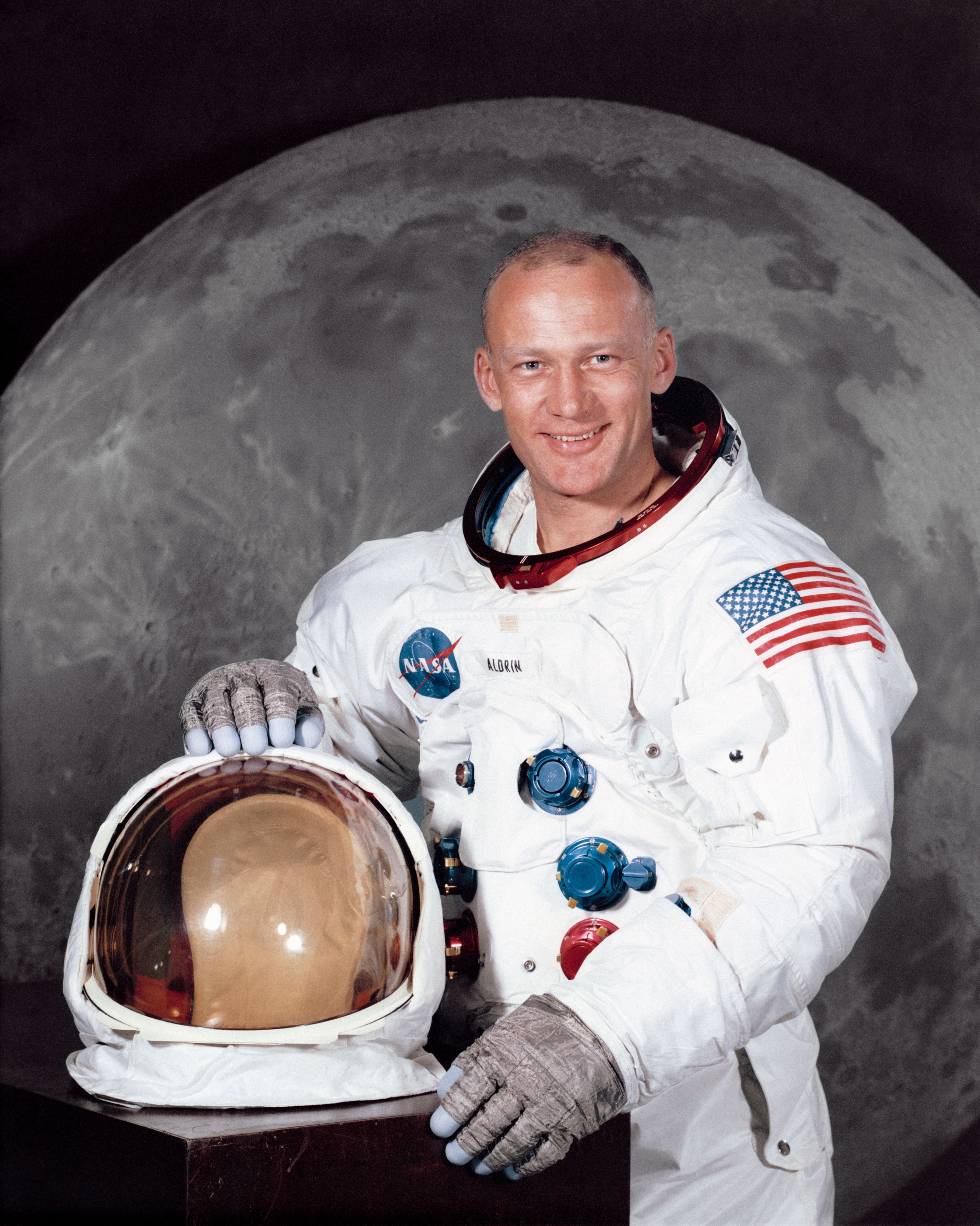 auteur Buzz Aldrin de la citation Revenir à la lune n'est pas visionnaire dans la restauration du leadership spatial pour l'Amérique. Comme son prédécesseur Apollo, il s'avérera être une impasse jonchée de vaisseau spatial cassé, de rêves brisés et de politiques brisées.