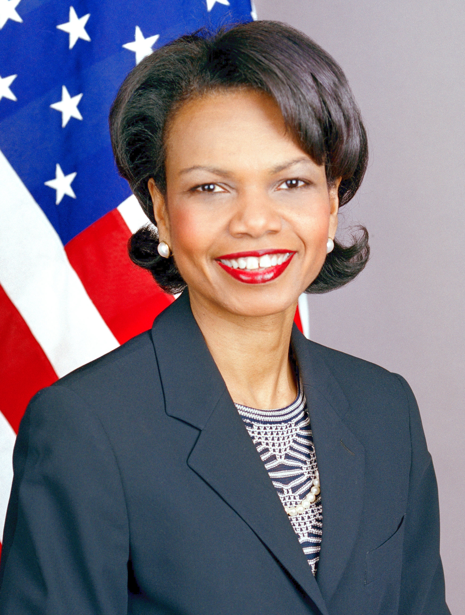 auteur Condoleezza Rice de la citation Nous devons aller au-delà de l'idée que les filles peuvent être des leaders et créer l'attente qu'elles devraient être des leaders.