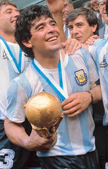 auteur Diego Maradona de la citation Ce que j'aime le plus avec la Norvège, ce sont vous mesdames. De retour à la maison, je suis habitué à des journalistes grosses et aux femmes poilues.