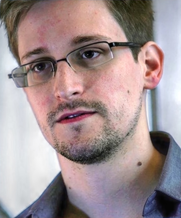 auteur Edward Snowden de la citation Ma seule motivation est d'informer le public sur ce qui est fait en leur nom et ce qui est fait contre eux.