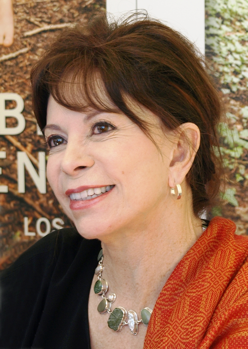 auteur Isabel Allende de la citation J'adore la fiction parce que dans la fiction, vous entrez dans les pensées des gens, les petits peuples, les gens vaincus, les pauvres, les femmes, les enfants qui ne sont jamais dans des livres d'histoire.