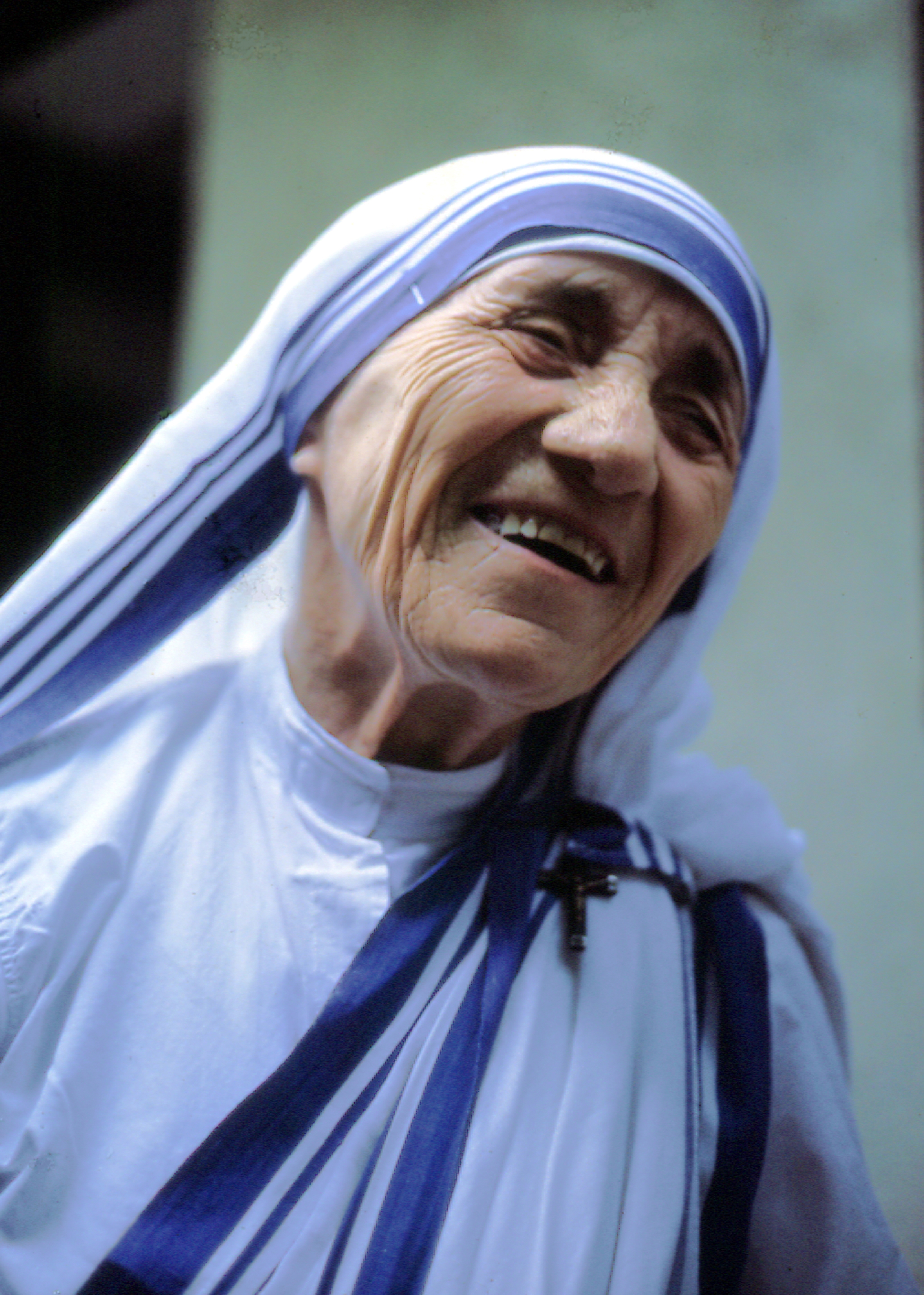 auteur Mère Teresa de la citation Parfois, il est plus difficile pour nous de sourire à ceux qui vivent avec nous, les membres immédiats de nos familles, que de sourire à ceux qui ne sont pas si proches de nous. N'oublions jamais: l'amour commence à la maison.