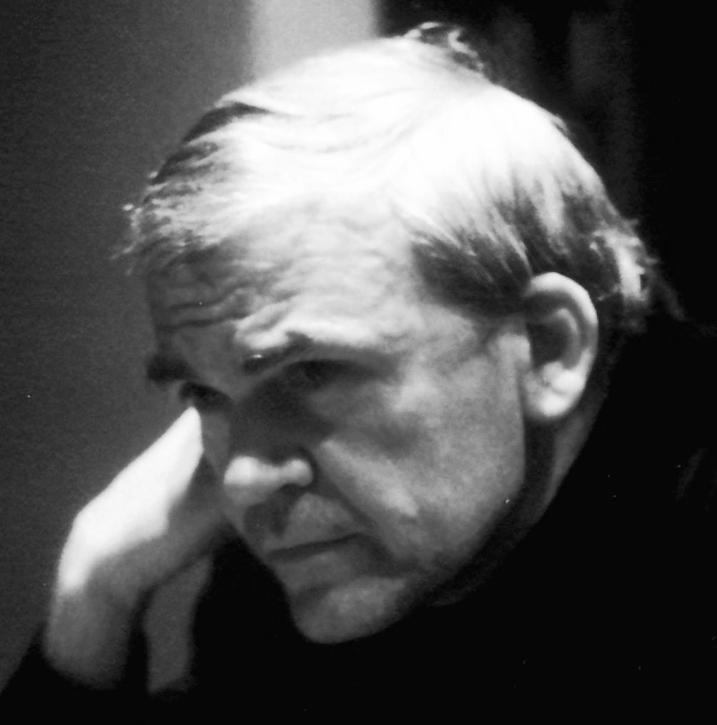 auteur Milan Kundera de la citation L'amour ne se manifeste pas par le désir de faire l'amour -ce désir s'applique à une innombrable multitude de femmes - mais par le désir du sommeil partagé -ce désir là ne concerne qu'une seule femme.